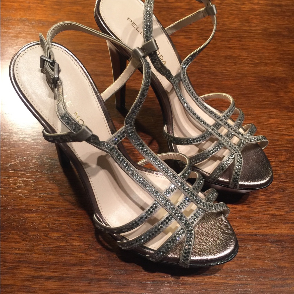 Sandals size 6 ( runs small ) like new